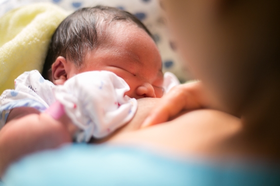 Pesquisa indica que amamentar na primeira hora de vida do bebê é essencial