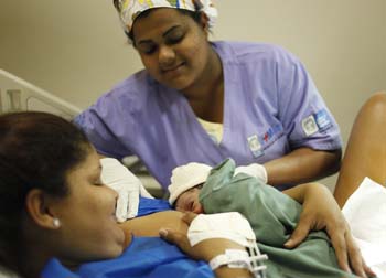 Hospitais estaduais do Rio realizam mais partos normais que média nacional. Em 2014, número representou 64% do total de partos na rede de Saúde