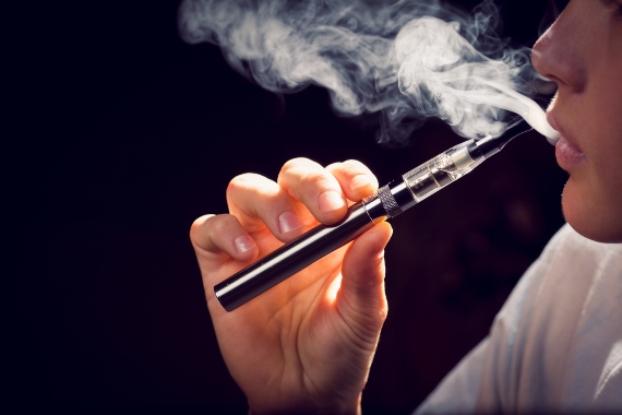 Artigo analisa ameaça do uso de cigarros eletrônicos