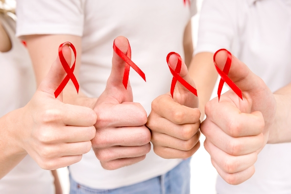 Mortes relacionas à Aids caem pela metade