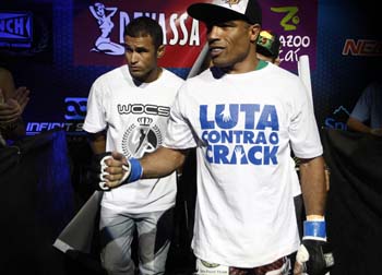 Lutadores de MMA brasileiro sobem ao ringue para nocautear o crack