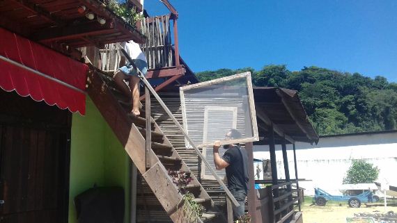 SES instala telas com inseticida em residências da Ilha Grande para proteger quem não pode ser vacinado contra febre amarela