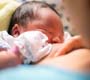 Pesquisa indica que amamentar na primeira hora de vida do bebê é essencial