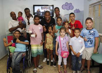 Jogadores do Vasco levam alegria aos pacientes do Hospital Estadual da Criança