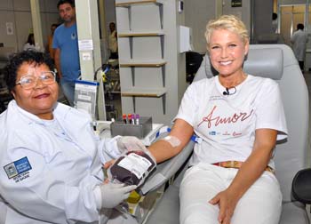 Xuxa doa sangue e convida amigos para aumentar doações