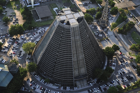Catedral Metropolitana recebe iluminação especial no Dia Nacional da Doação de Órgãos