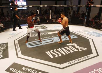 Lutadores de MMA brasileiro sobem ao ringue para nocautear o crack