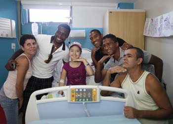 O trio de jogadores Tenório, Abuda e Edmilson visitou as crianças internadas ou em tratamento na unidade