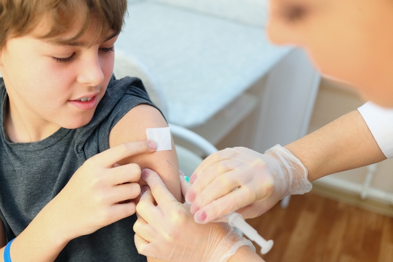 Meninos começam a ser vacinados contra HPV na rede pública de saúde