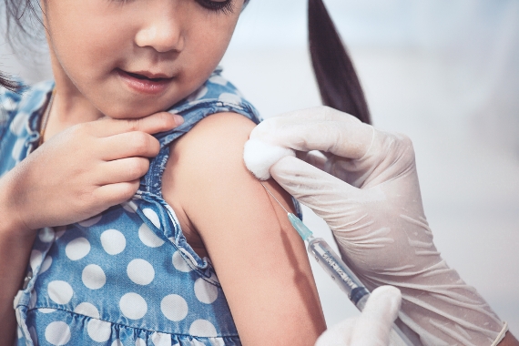 Casos de sarampo estão aumentando devido a lacunas na cobertura vacinal